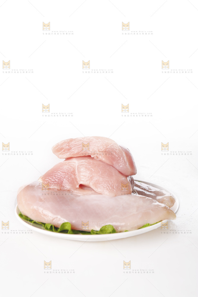 白底上的鸡胸肉