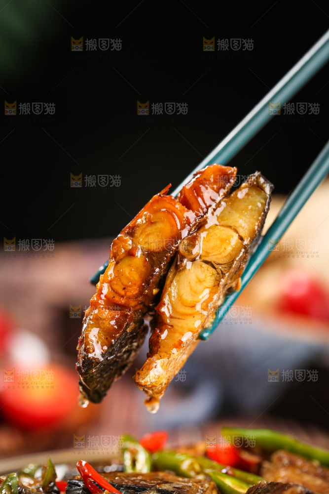 深底上的红烧鲅鱼