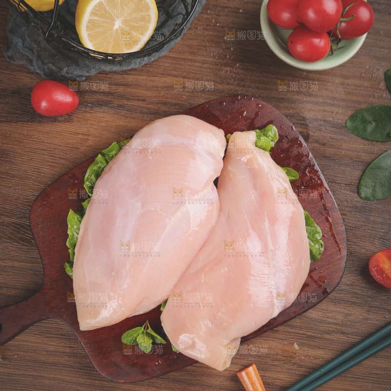 木底上的鸡胸肉