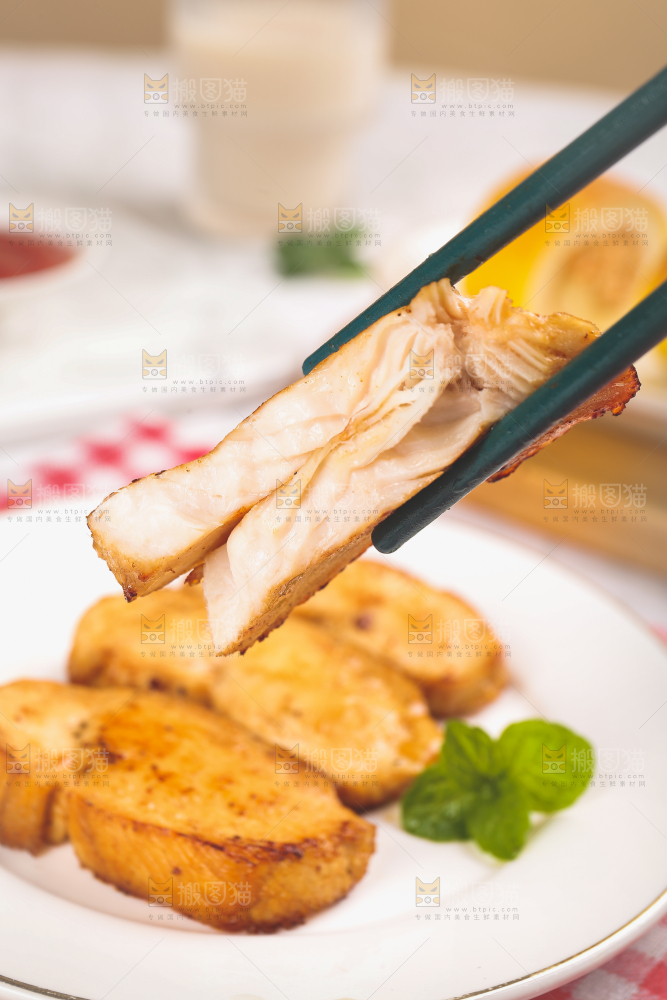 浅底上的新鲜鸡胸肉