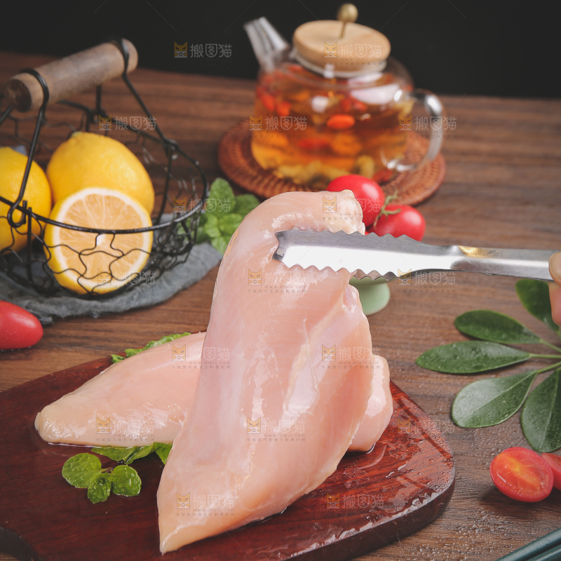 木底上的鸡胸肉