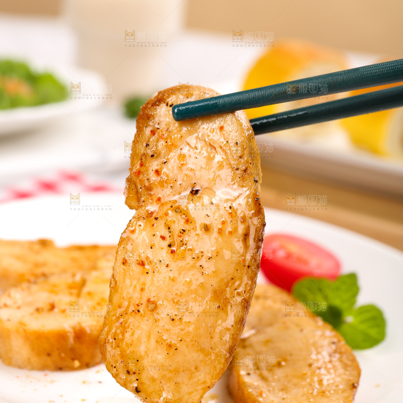 浅底上的新鲜鸡胸肉