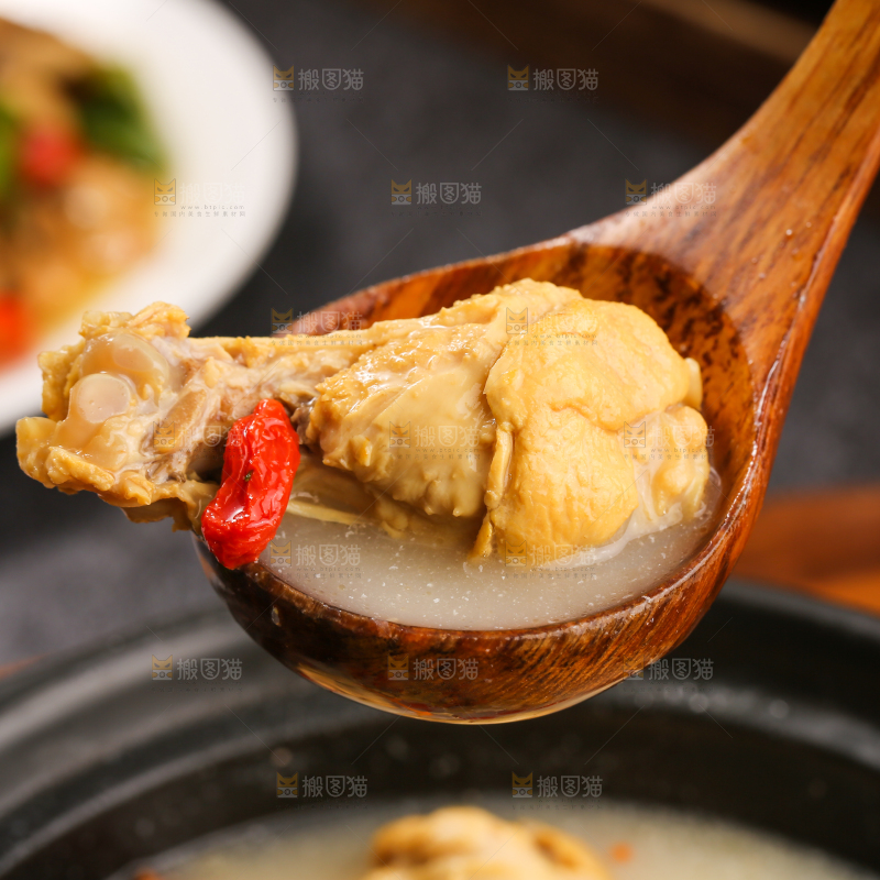深底上的枸杞炖鸡汤