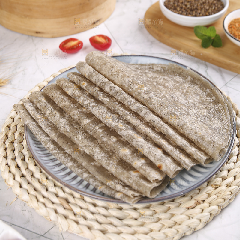 浅底上的全麦卷饼