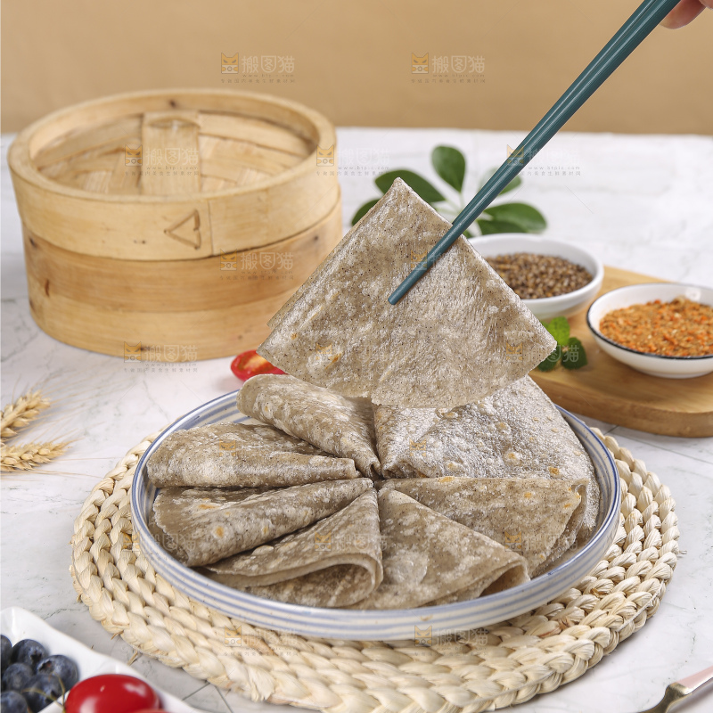 浅底上的全麦卷饼