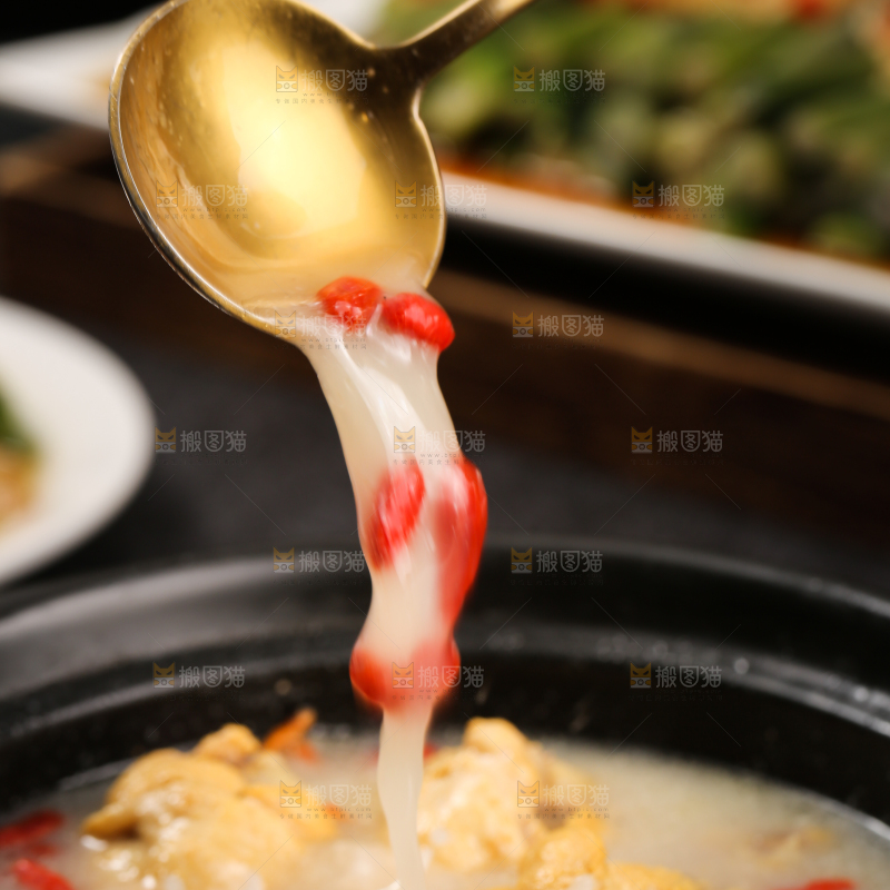 深底上的枸杞炖鸡汤