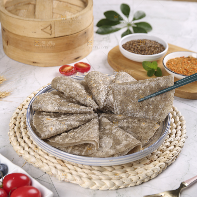 浅底上的全麦卷饼