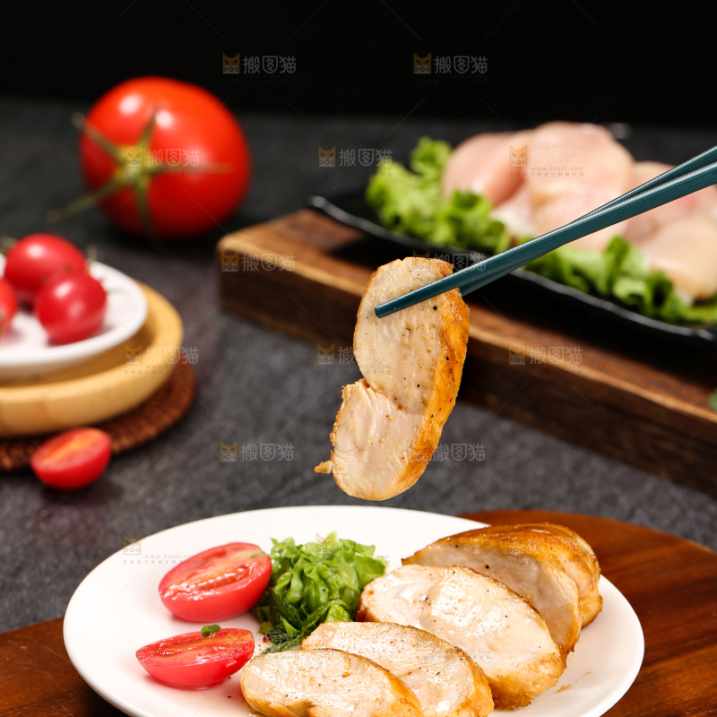 深底上的鸡胸肉