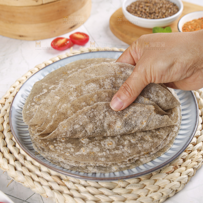浅底上的全麦卷饼