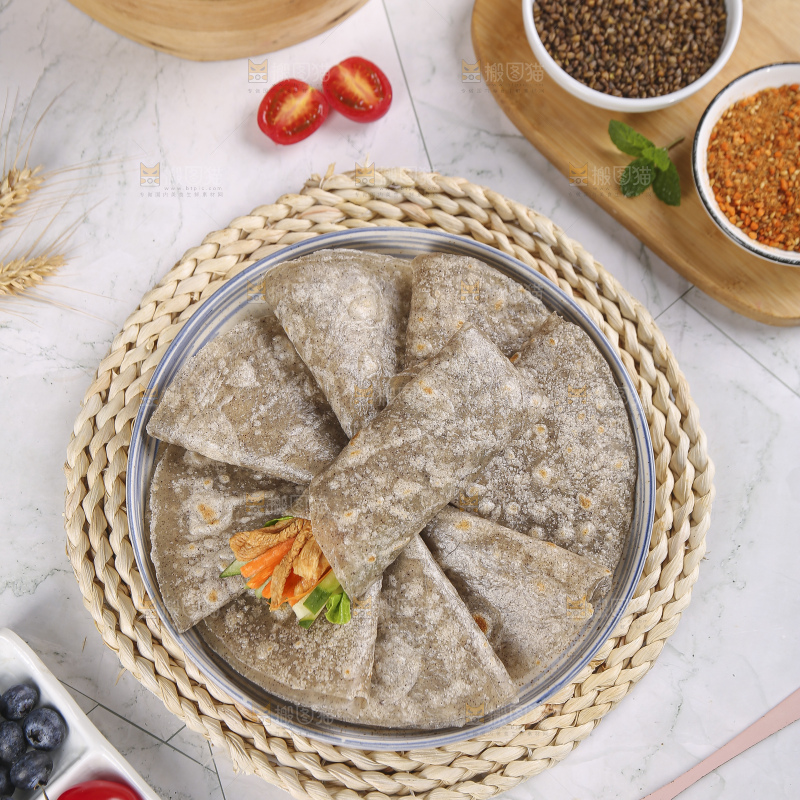 浅底上的全麦卷饼