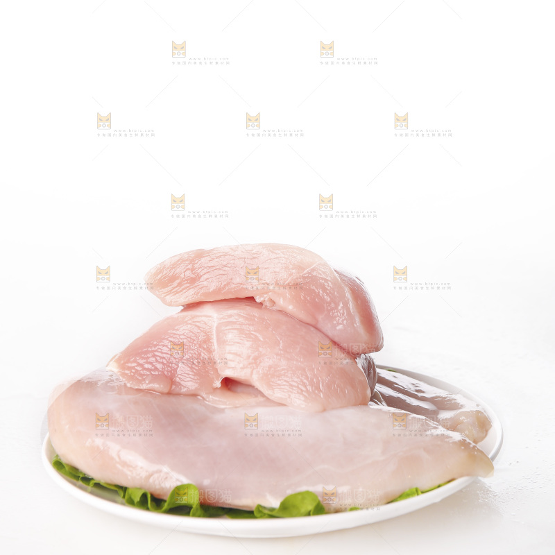 白底上的鸡胸肉