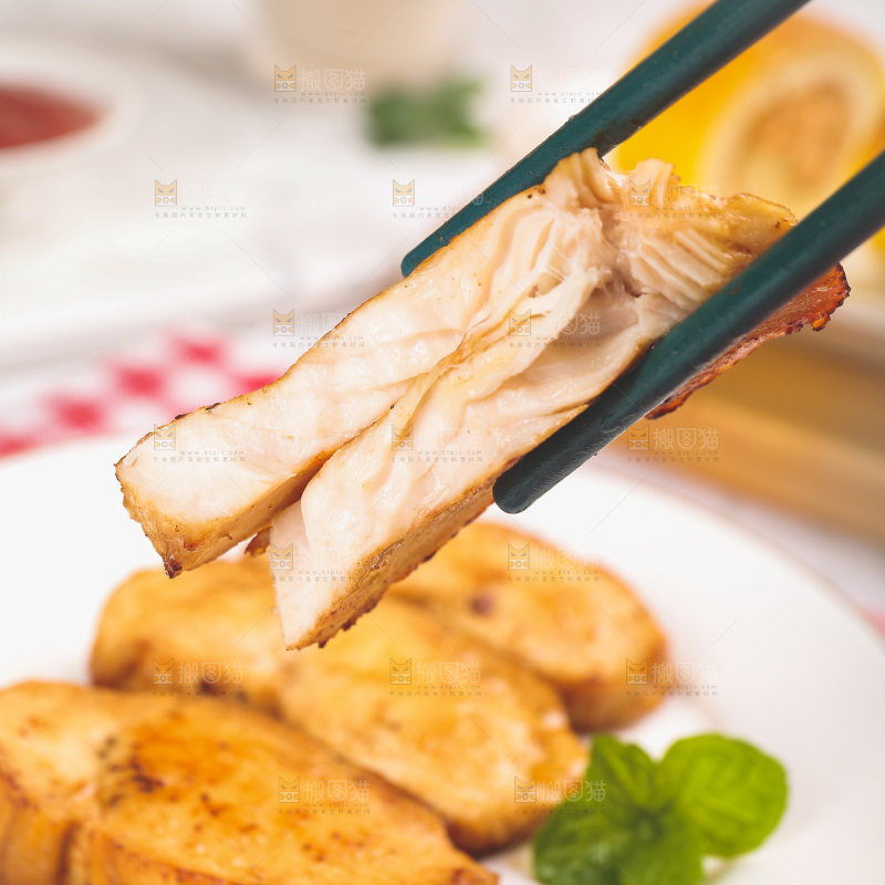 浅底上的新鲜鸡胸肉