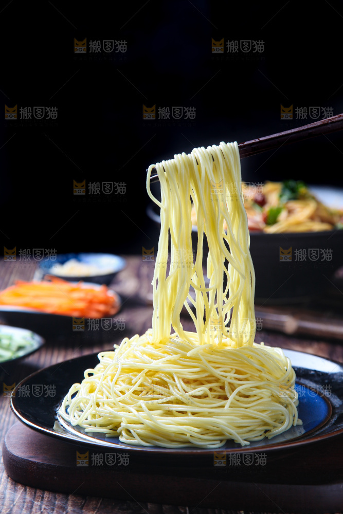 深底上的凉面