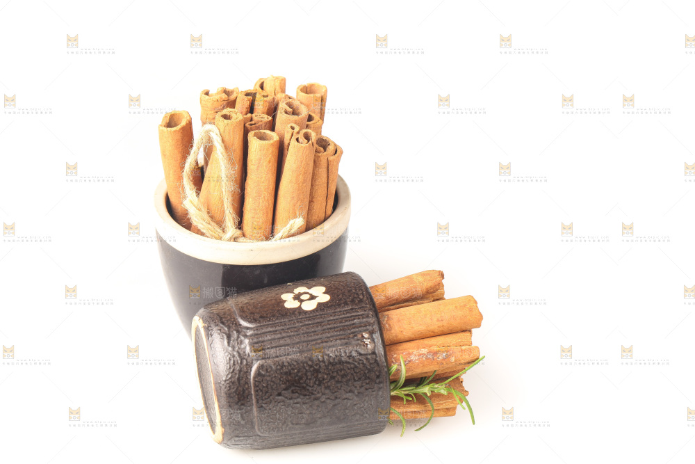 白底上的桂皮