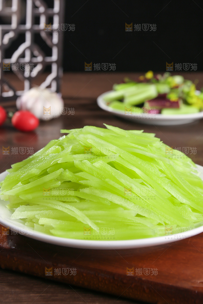深底上的新鲜莴笋