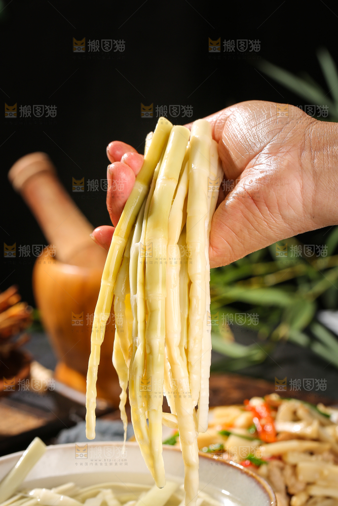 木底上的鲜嫩笋丝