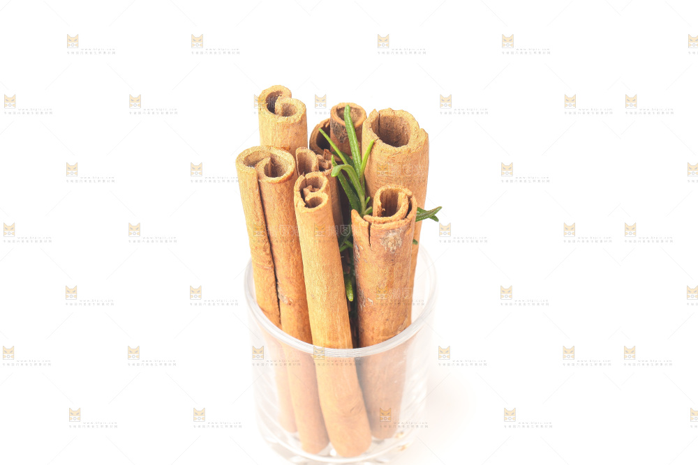 白底上的桂皮