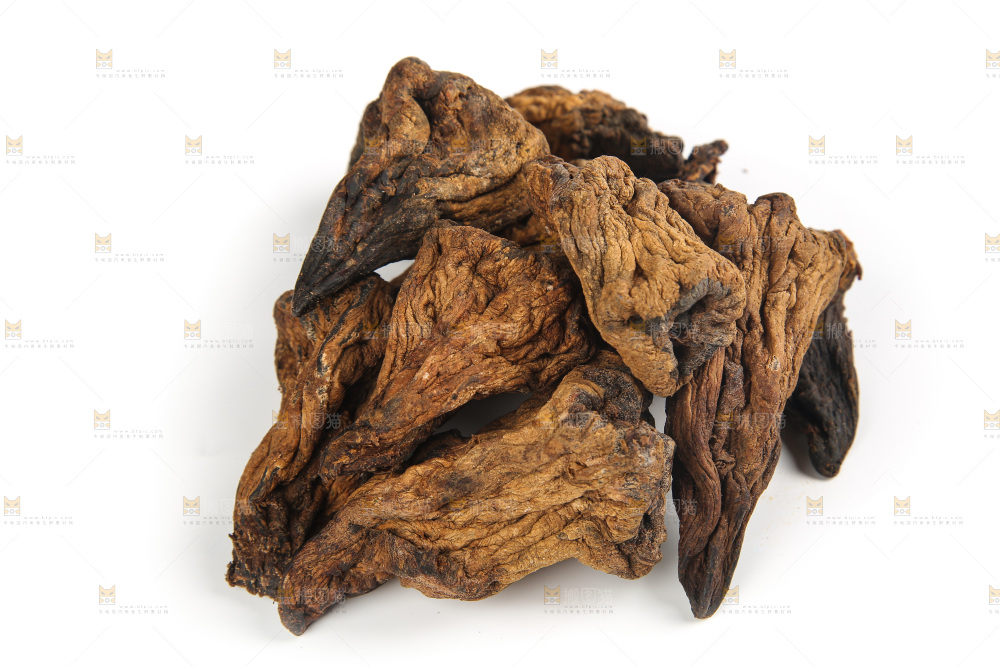 白底上的风干芥肉