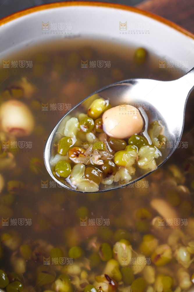 深底上的绿豆莲子汤