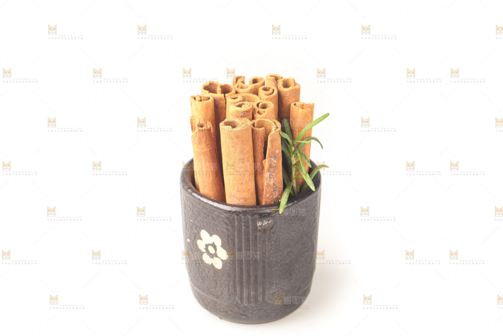白底上的桂皮