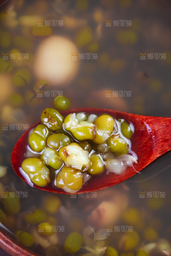 深底上的绿豆莲子汤