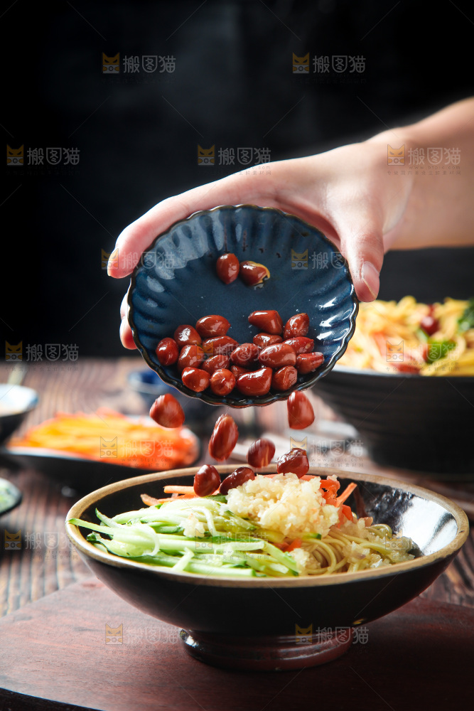 深底上的凉面
