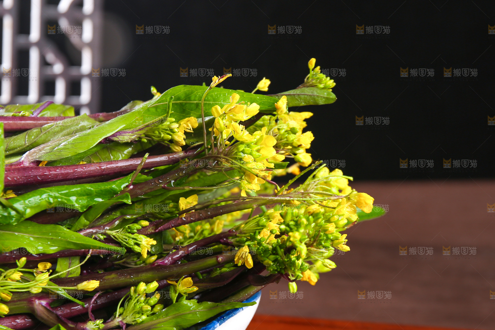 深底上的红菜苔