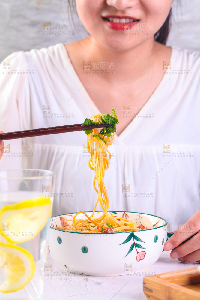 浅底上的凉面