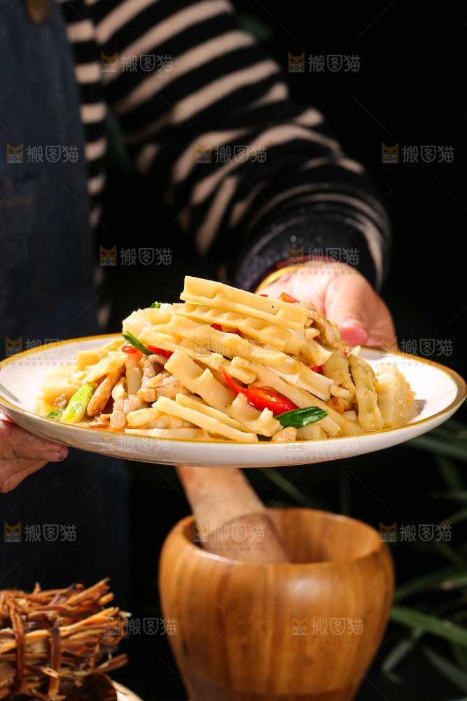 木底上的笋丝炒肉