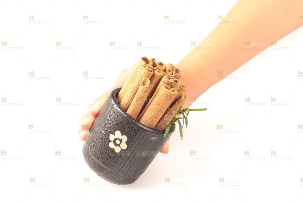 白底上的桂皮