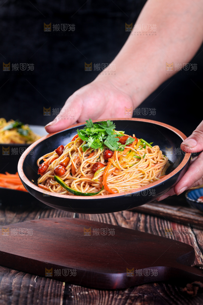 深底上的凉面