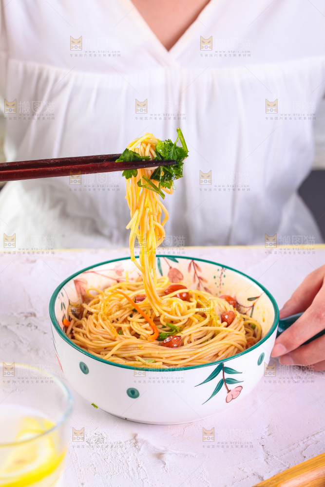 浅底上的凉面
