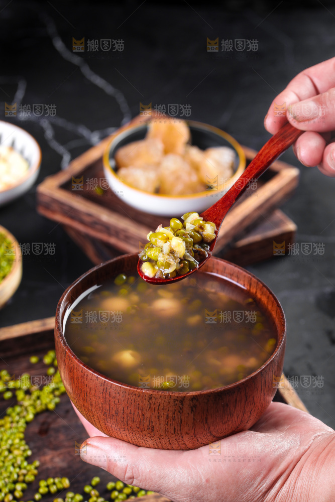深底上的绿豆莲子汤
