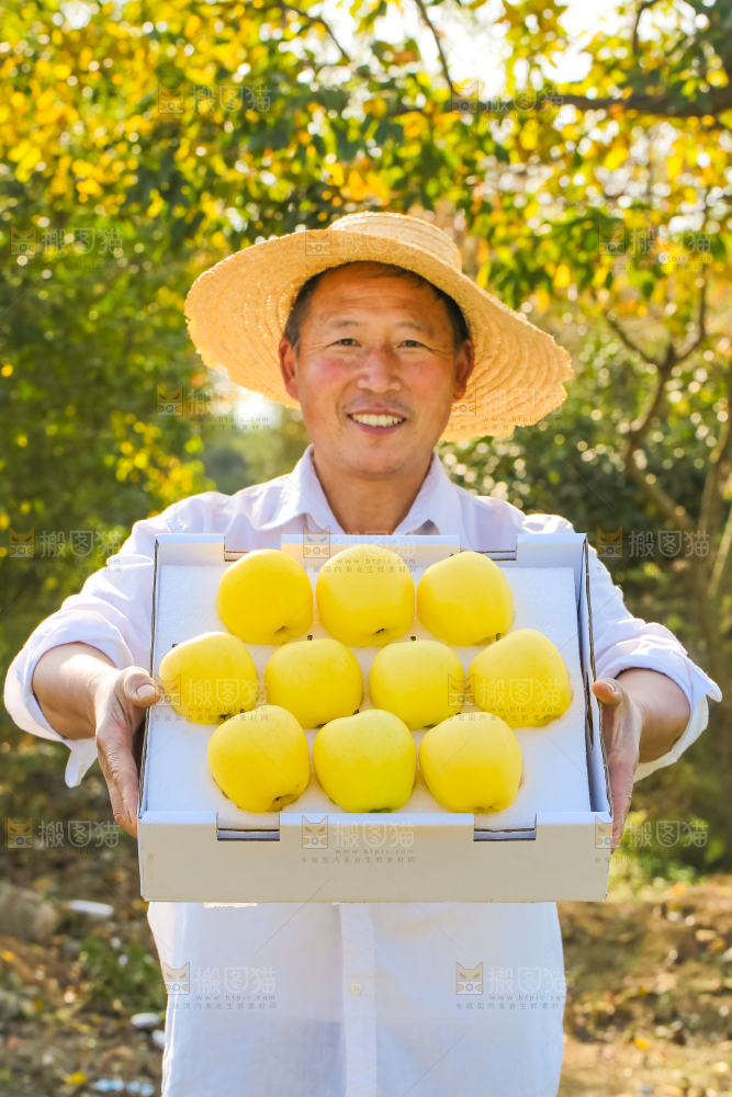 手里拿着黄元帅苹果