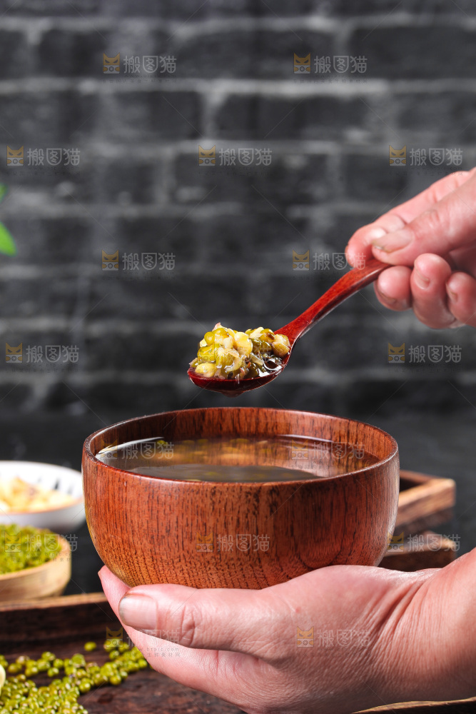 深底上的绿豆莲子汤