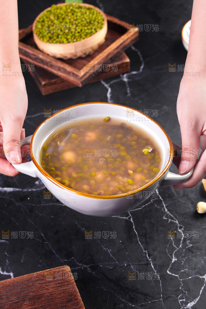 深底上的绿豆莲子汤