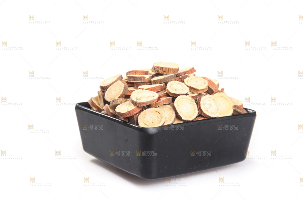 白底上的甘草片