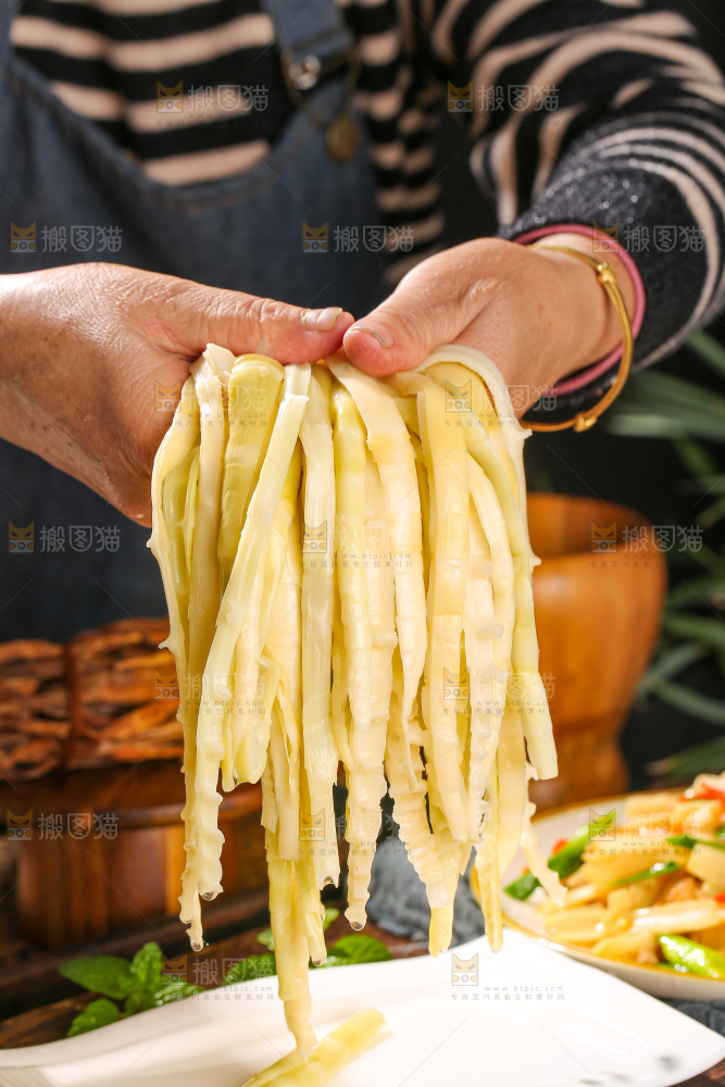 木底上的鲜嫩笋丝