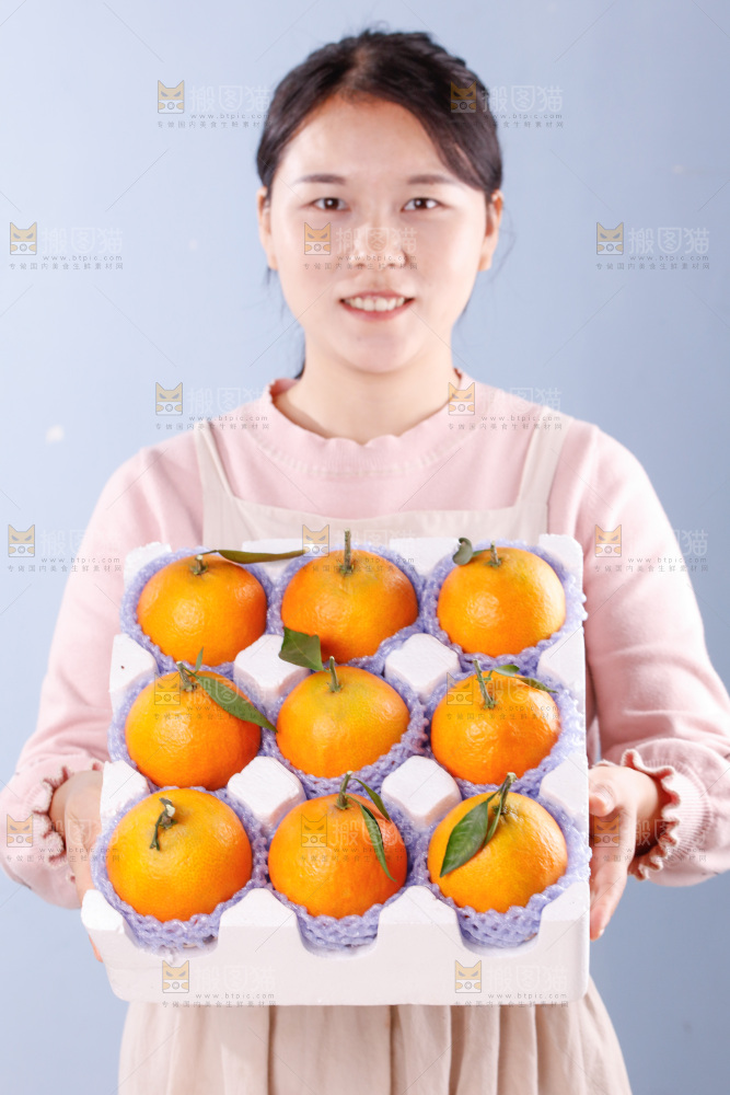 手里拿着一箱爱媛果冻橙