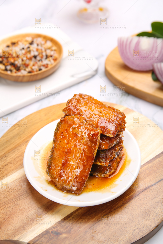 浅底上的红烧带鱼