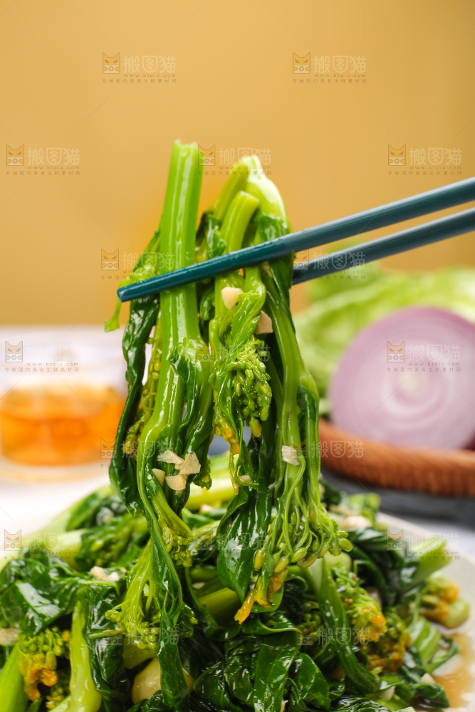 浅底上的清炒菜心