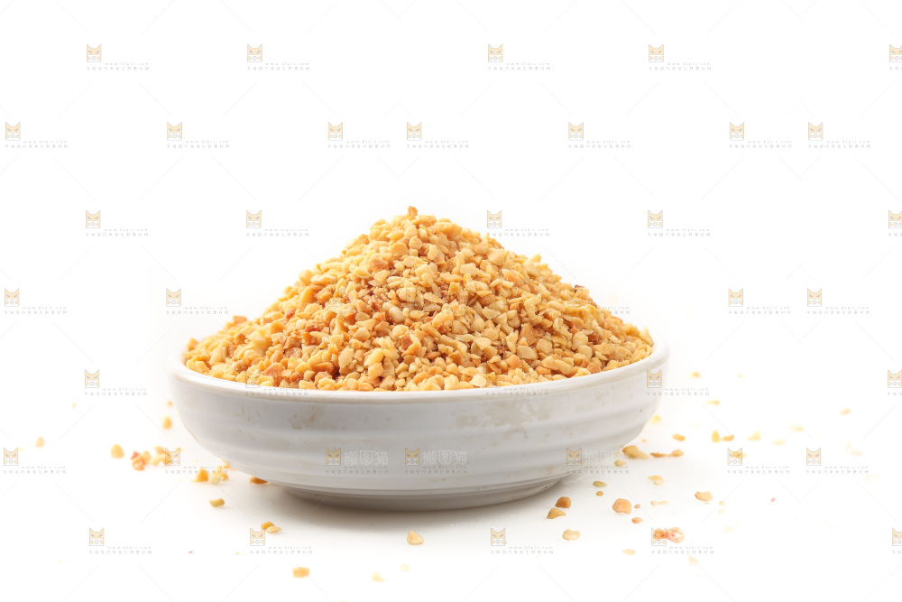 白底上的花生碎