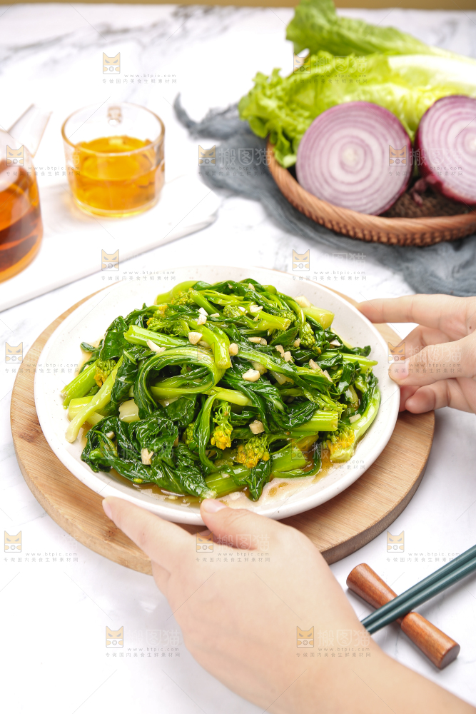 浅底上的清炒菜心