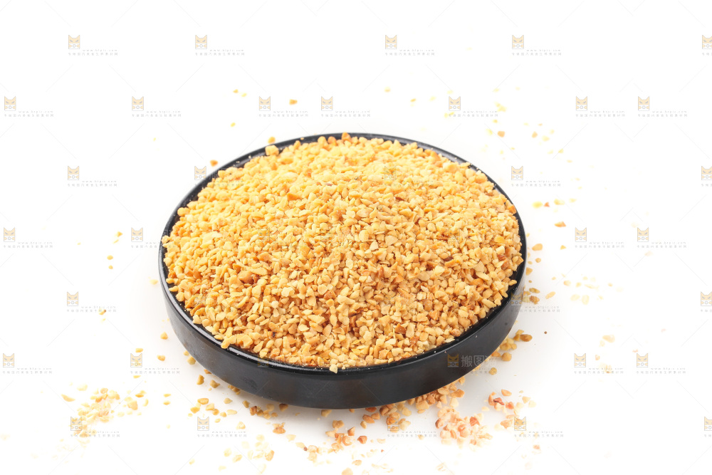 白底上的花生碎