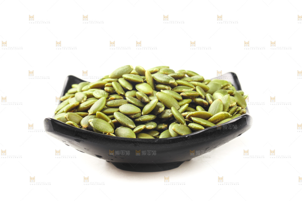 白底上的南瓜籽仁