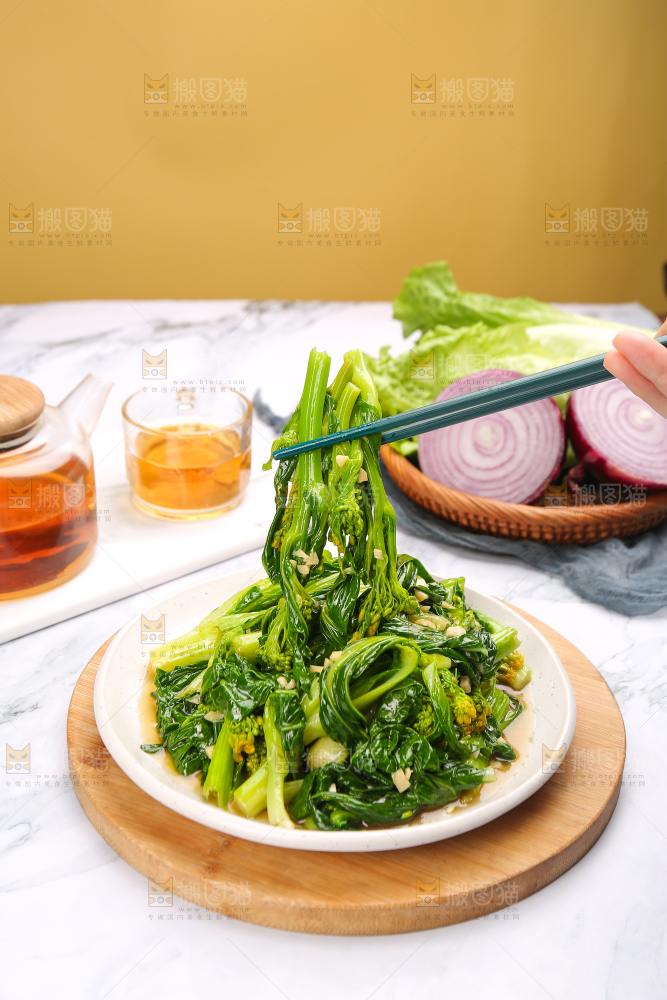 浅底上的清炒菜心