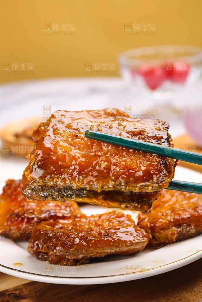浅底上的红烧带鱼