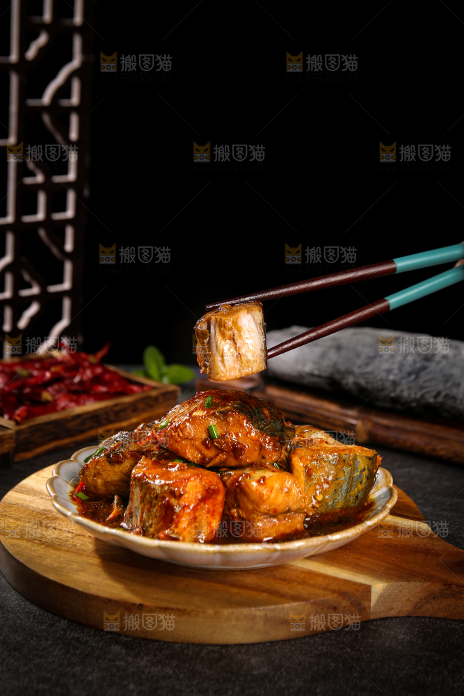 深底上的红烧鲅鱼