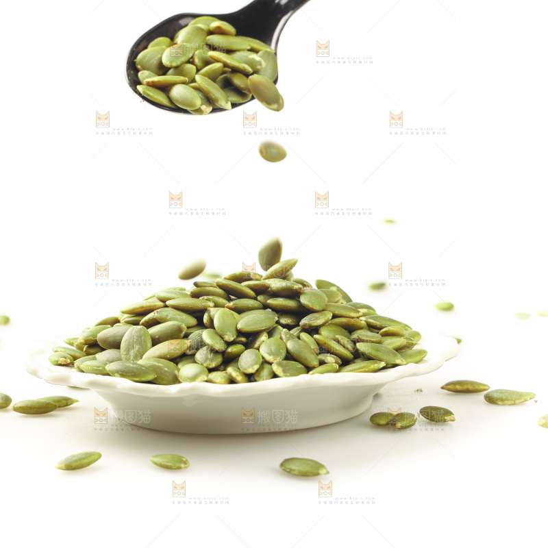 白底上的南瓜籽仁