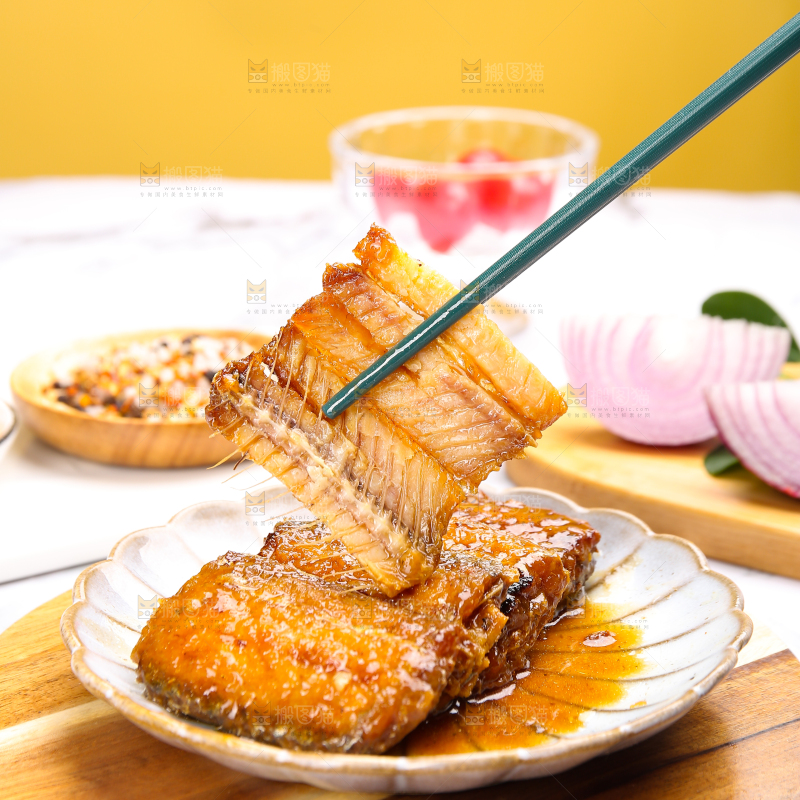 浅底上的红烧带鱼